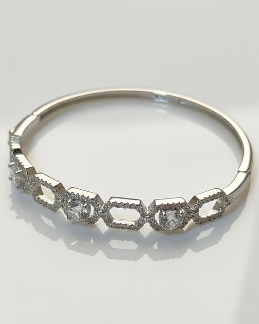 The Solitaire Radiance Kada: 925 Sterling Silver Link Bracelet