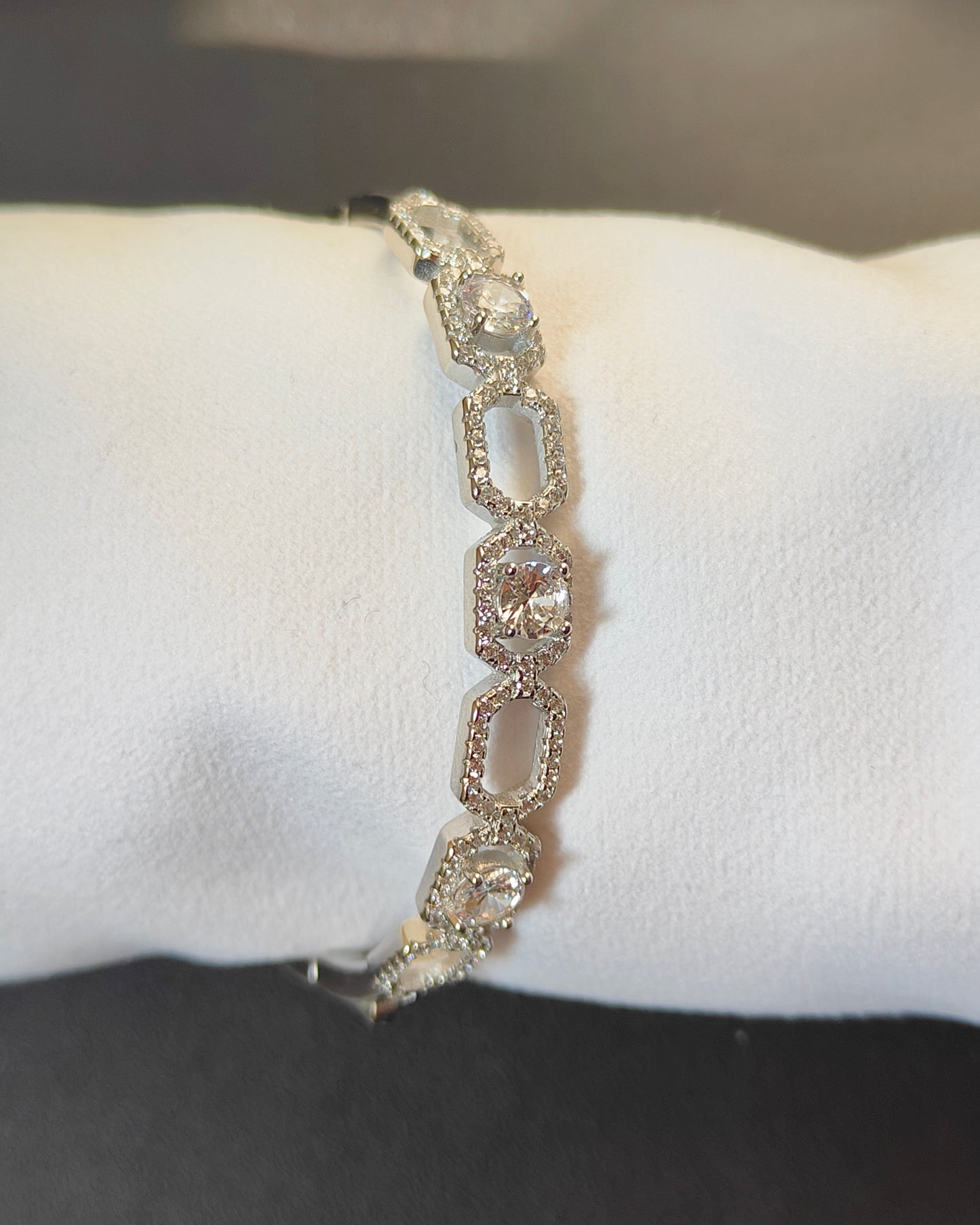 The Solitaire Radiance Kada: 925 Sterling Silver Link Bracelet