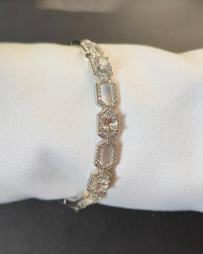 The Solitaire Radiance Kada: 925 Sterling Silver Link Bracelet