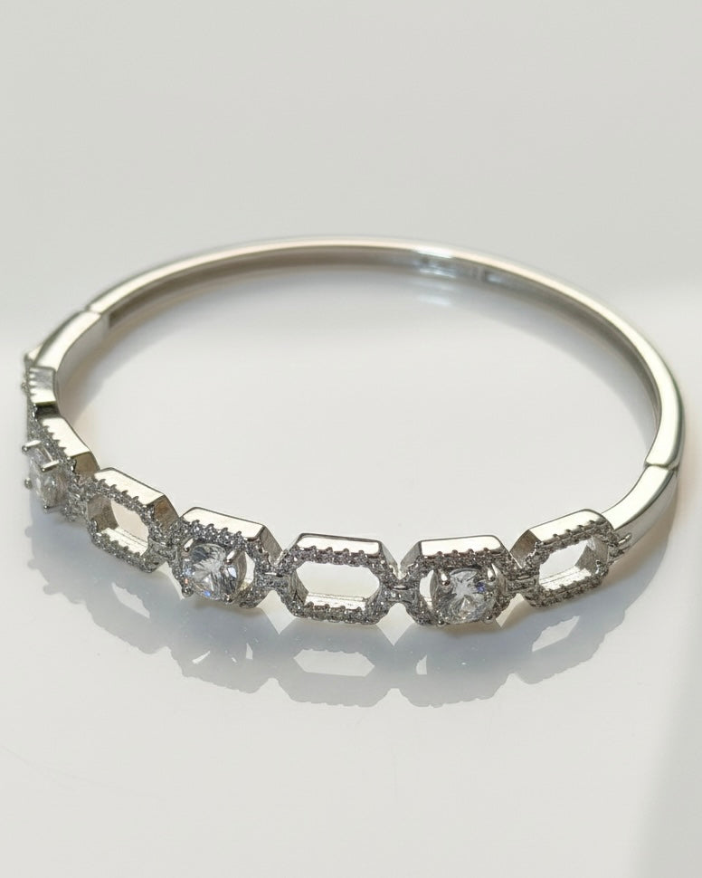 The Solitaire Radiance Kada: 925 Sterling Silver Link Bracelet