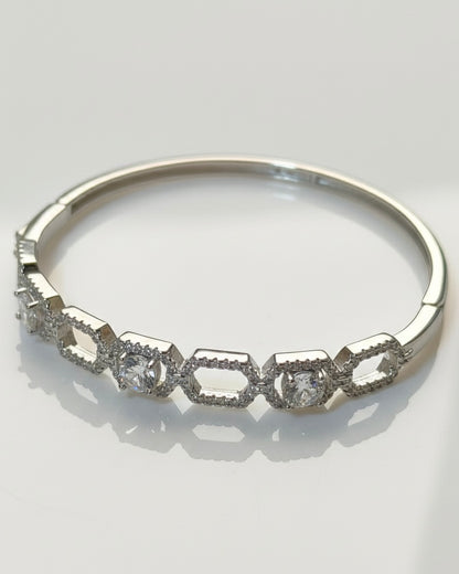 The Solitaire Radiance Kada: 925 Sterling Silver Link Bracelet