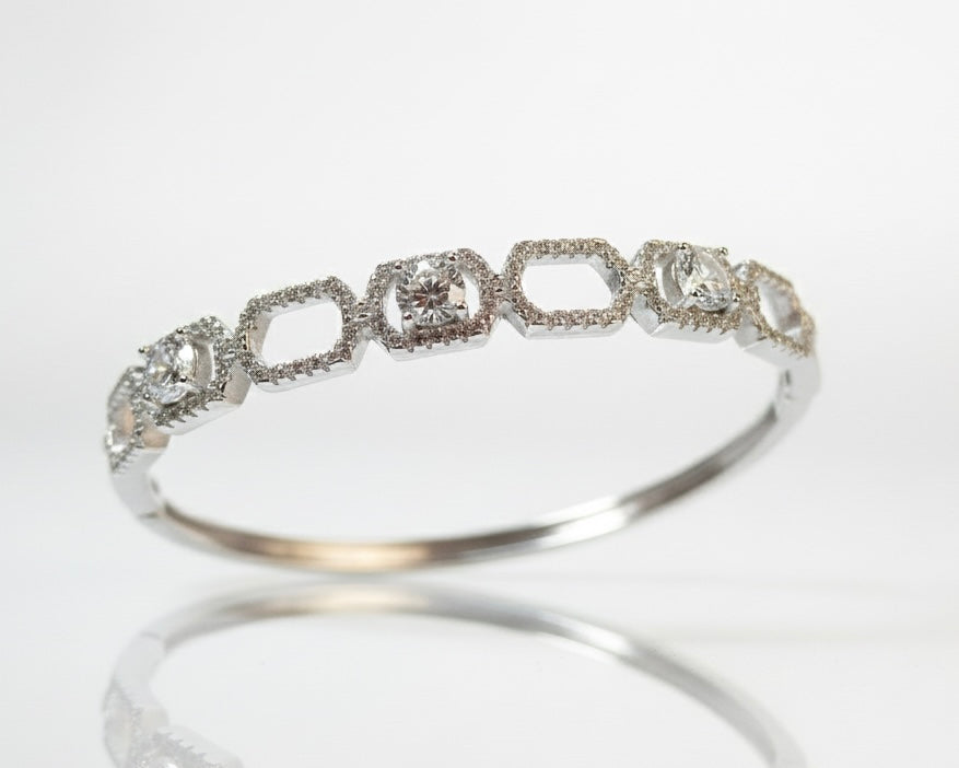 The Solitaire Radiance Kada: 925 Sterling Silver Link Bracelet